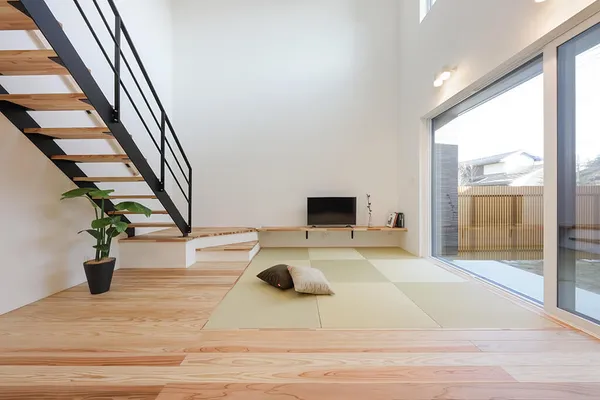 平屋ライクな吹き抜けリビングの家の事例トップ画像
