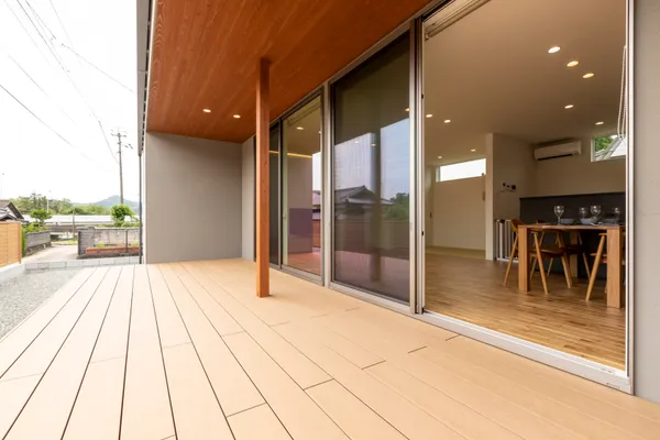 雨でも遊べる 広々テラス