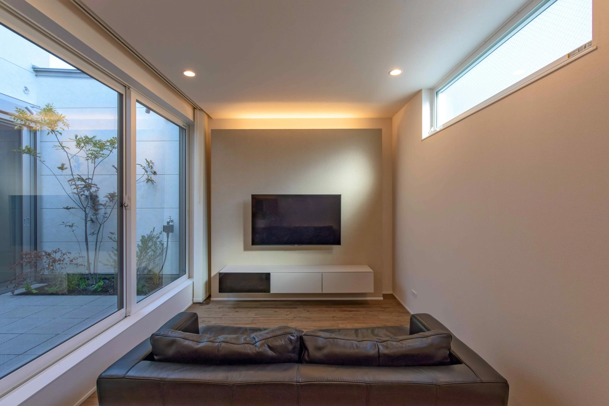 2階にパティオのある家のリビング