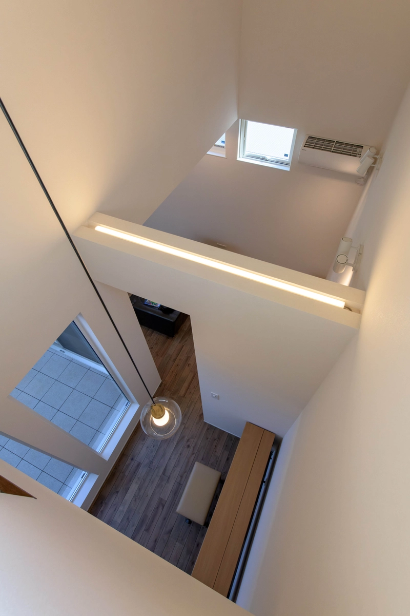 2階にパティオのある家の吹き抜け