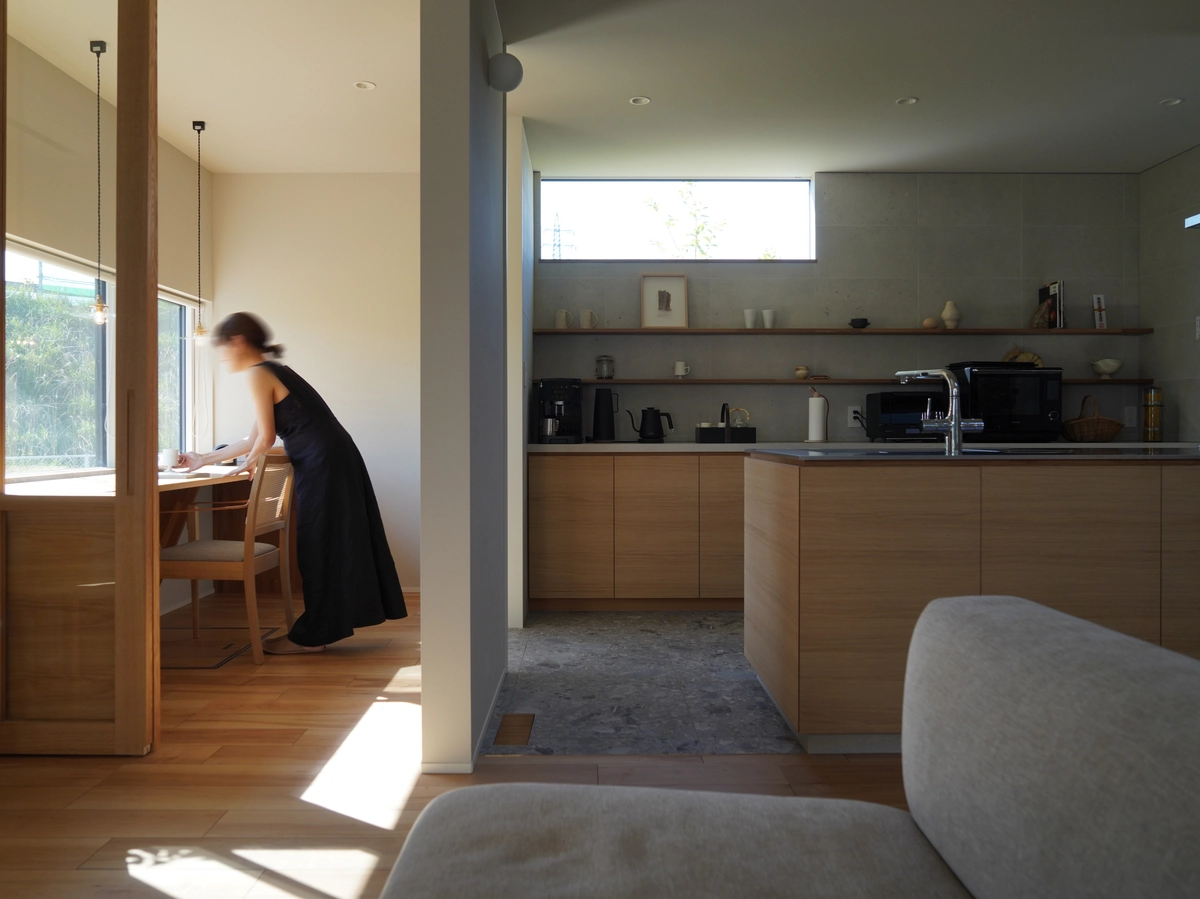 壁と庭が作り出す光と静寂の空間のワークスペース