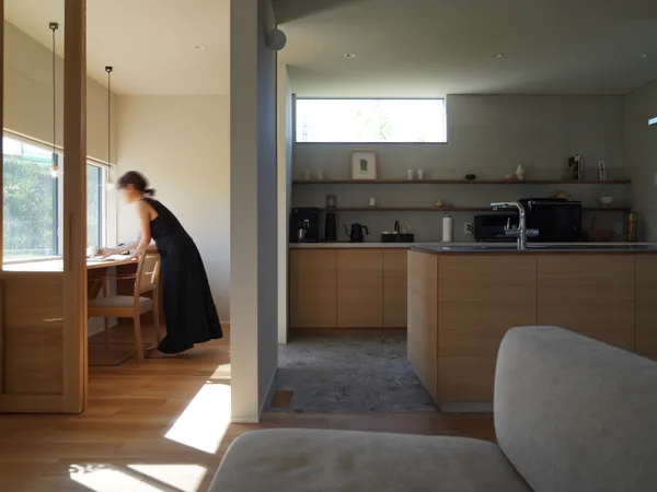 壁と庭が作り出す光と静寂の空間のワークスペース