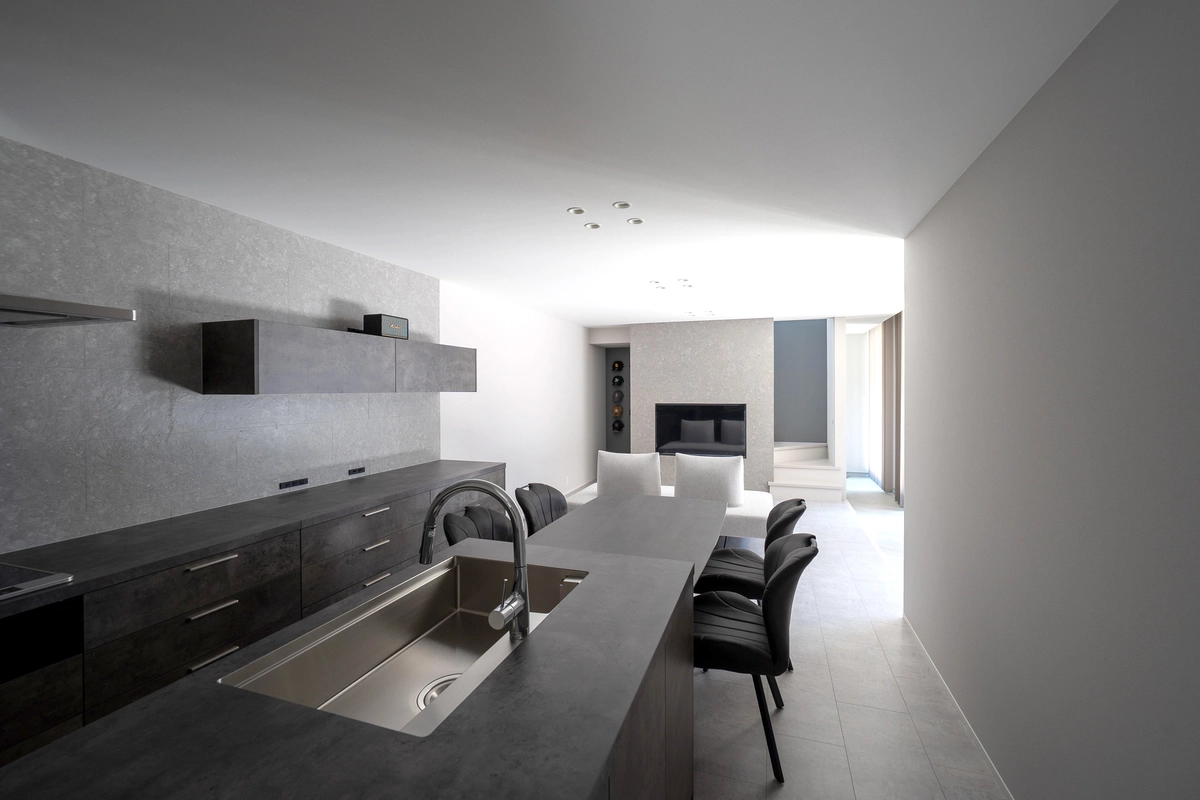 土間とテラスが続く家のダイニング・キッチン