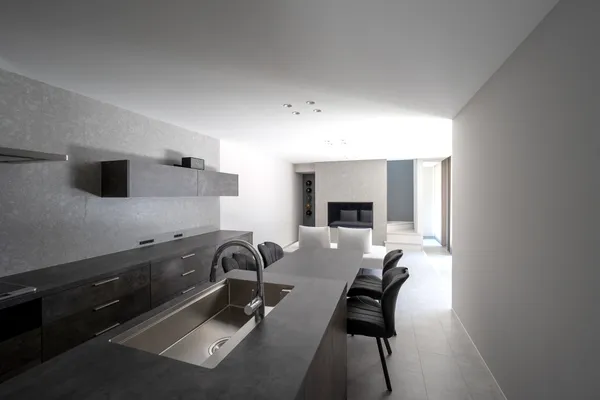 土間とテラスが続く家のダイニング・キッチン