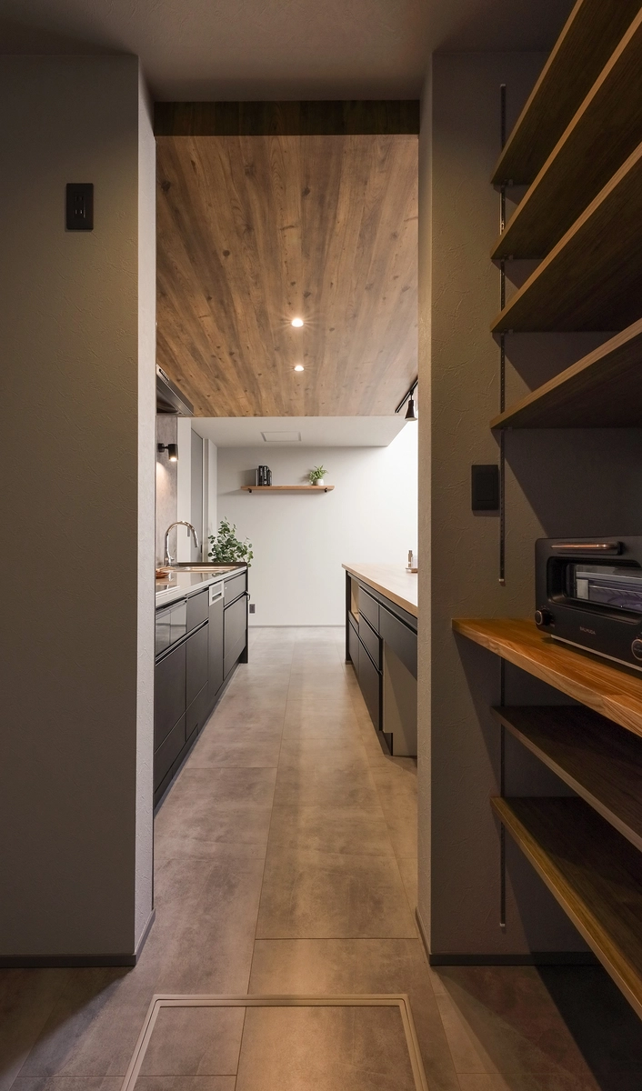 空へ抜けるグレーの家の食品庫・パントリー