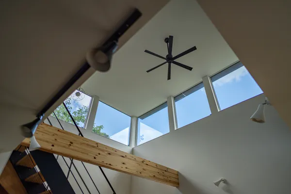 空と遊ぶ家の吹き抜け