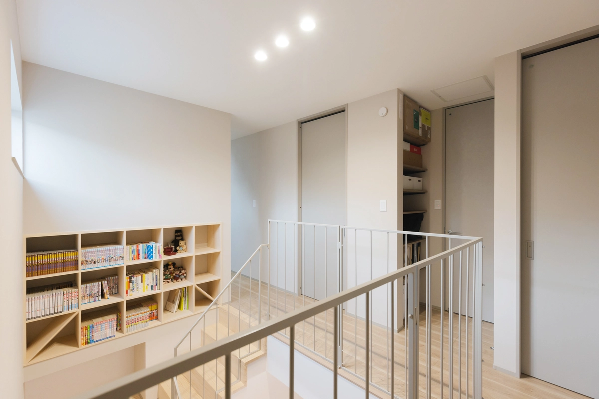 陽のぬくもりと生活する北欧モダンハウスの階段