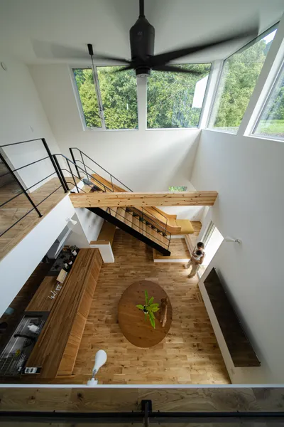 空と遊ぶ家のリビング・ダイニング・吹き抜け