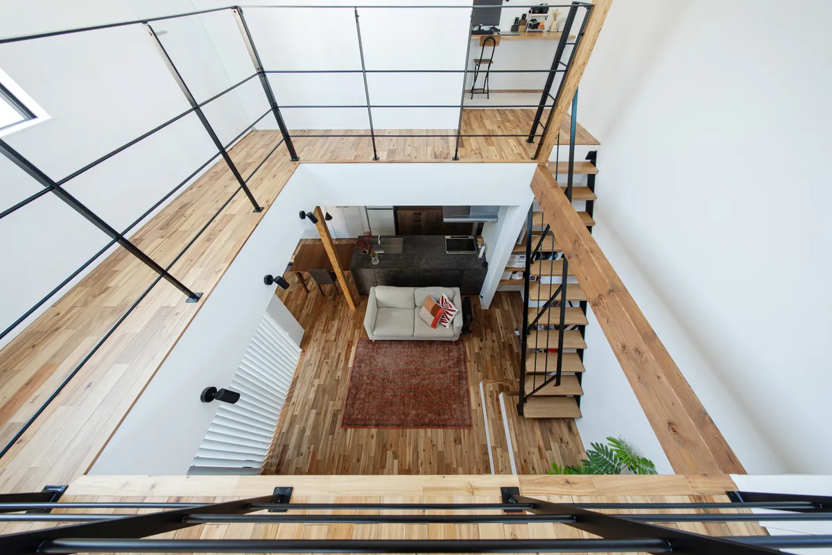 時間と共に変化する吹き抜けと光と影 事例トップ画像