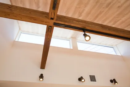 2つの三角屋根が風景と暮らしをつなぐ平屋の家 サブ画像 左