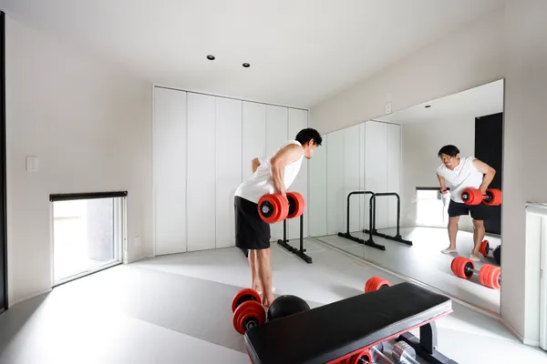 45度の斜めラインが織りなす シンプルで個性のある家の趣味室・トレーニングルーム
