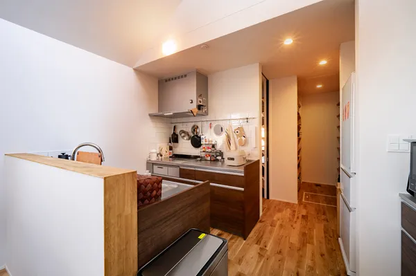 がけ上からの光をつかまえる平屋のキッチン