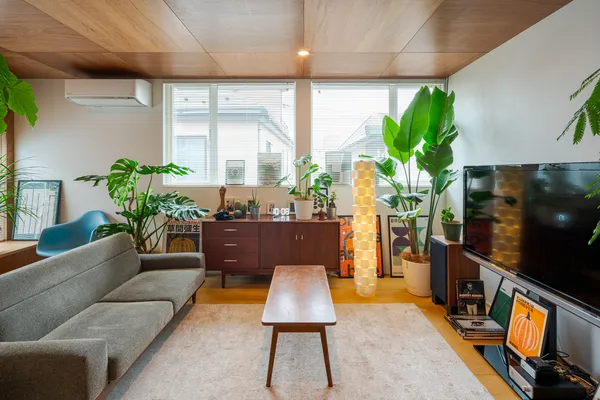 光を導くミッドセンチュリーの家のリビング