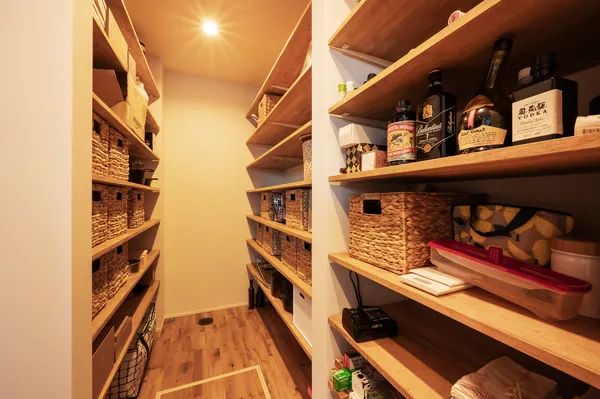 がけ上からの光をつかまえる平屋の収納スペース