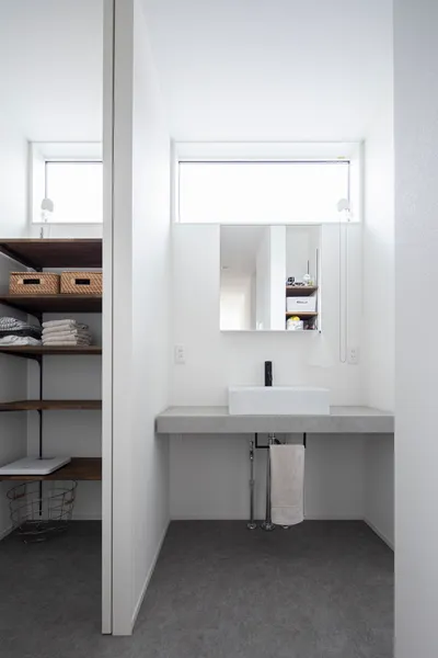 空を切り取る小さな箱の洗面所