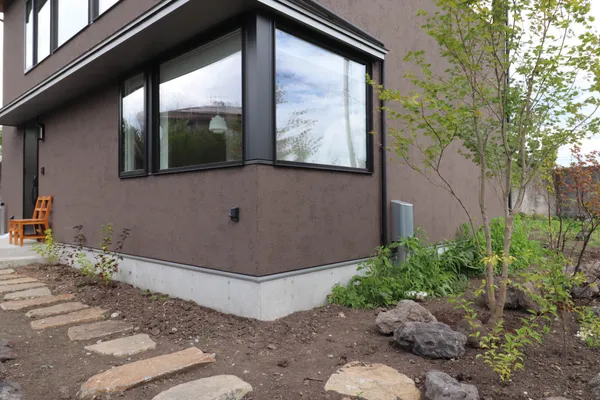 自然素材をふんだんに使った ライフワークを満喫できる家の庭・中庭