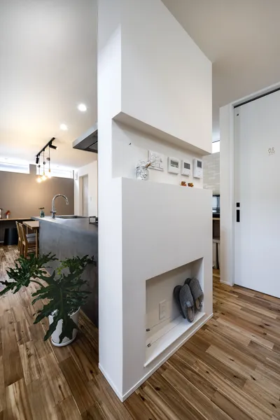 家族の距離がぐっと近くなる 間仕切りの少ないお家の収納スペース