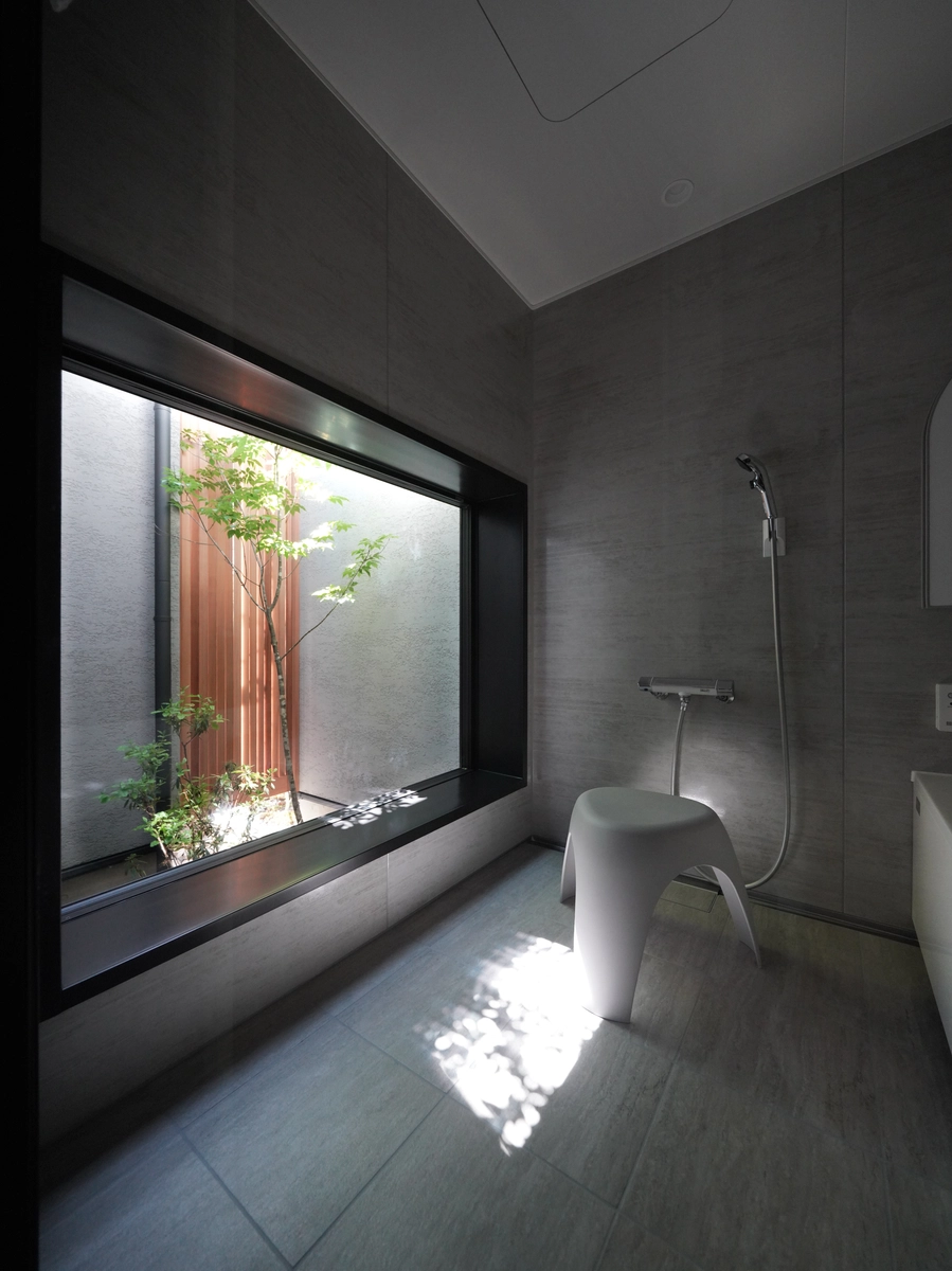 壁と庭が作り出す光と静寂の空間のバスルーム