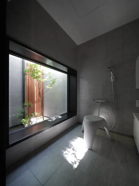 壁と庭が作り出す光と静寂の空間のバスルーム