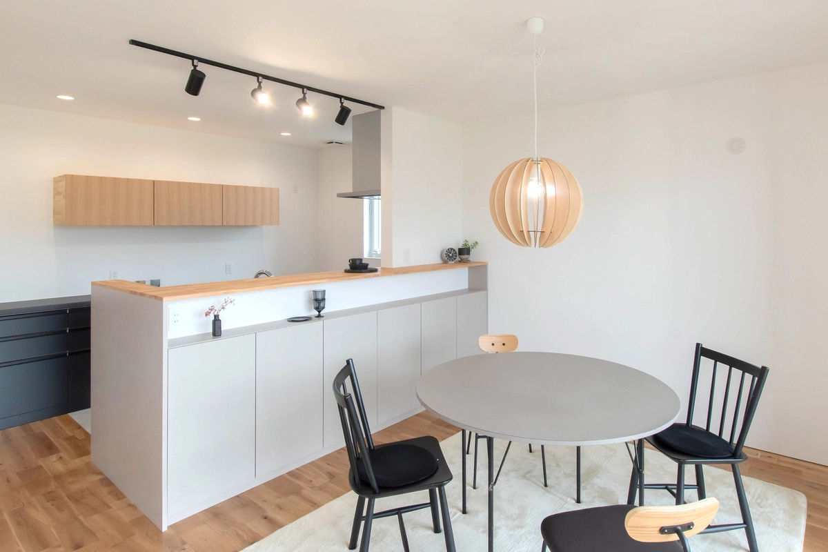 光と風が巡る温もりの平屋のダイニング・キッチン