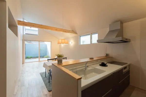 内に開く中庭の平屋のリビング・キッチン