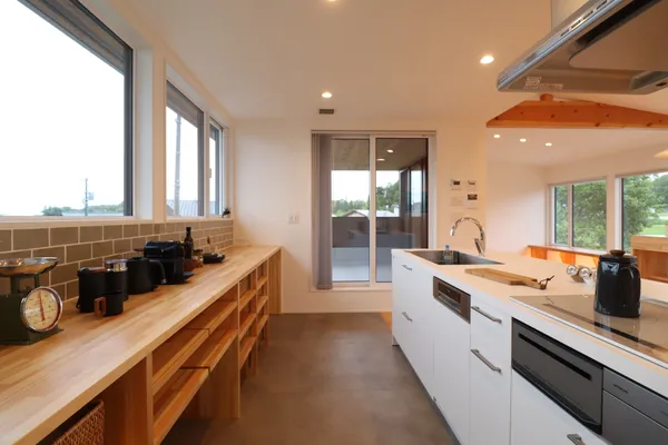 自然素材をふんだんに使った ライフワークを満喫できる家のキッチン・収納スペース・バルコニー