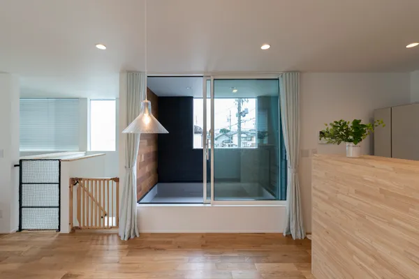 開放感あふれるシンプルなLDKの家のダイニング・バルコニー