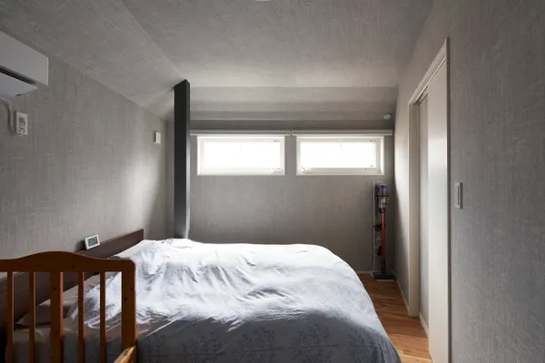 オンとオフをバランスよく形にした家の寝室