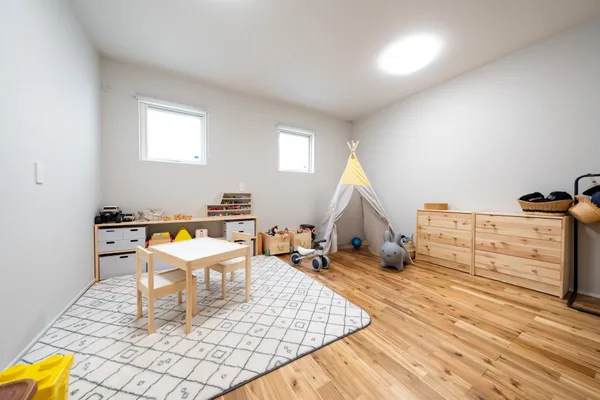 バイクガレージのある通り抜けの平屋の子供部屋