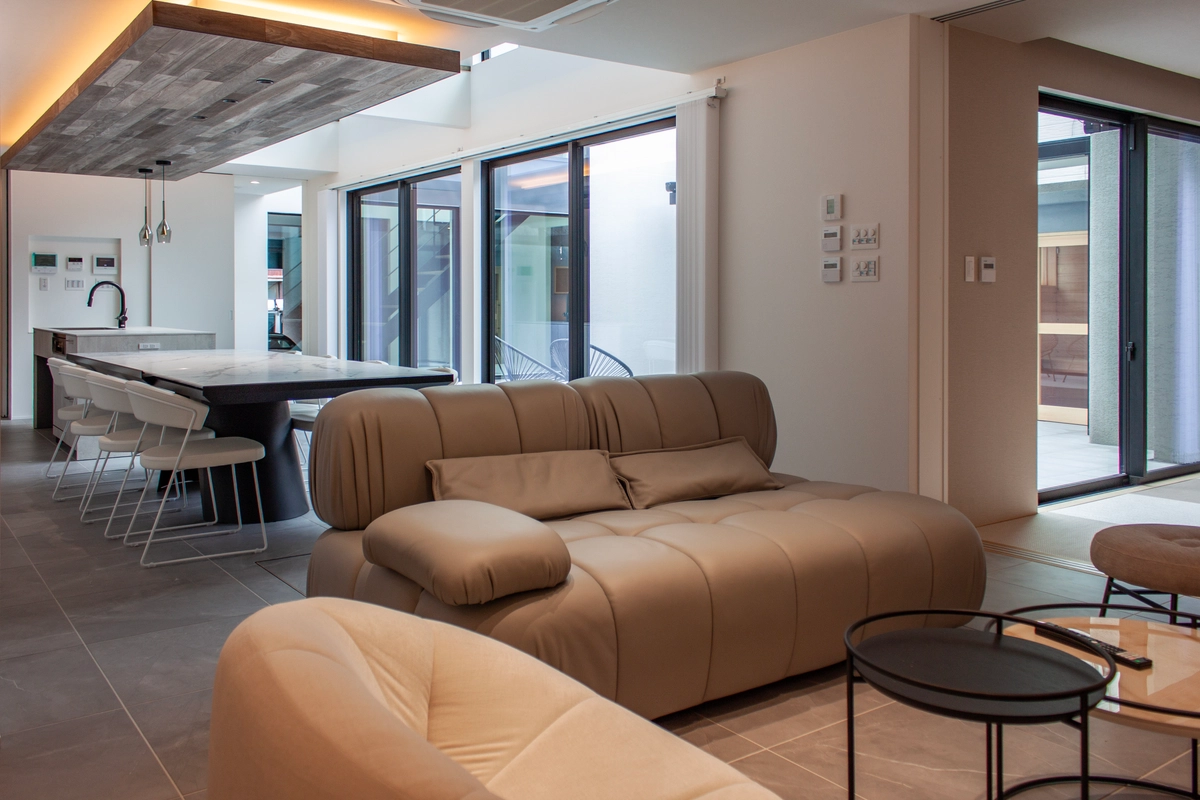 都市に溶け込むプライベートリゾートのリビング・ダイニング