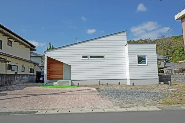 家族みんなが楽しむ ロフトと庭の広々平屋の外観