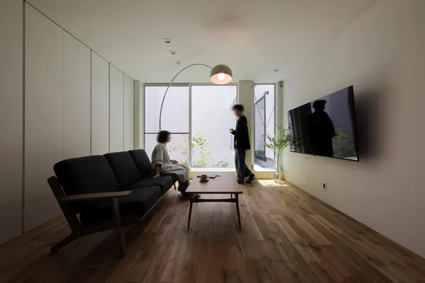 都市で自然を感じる3層の光庭住宅のリビング