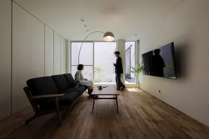 都市で自然を感じる3層の光庭住宅 サブ画像 右