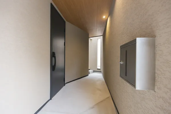 陽のぬくもりと生活する北欧モダンハウスの玄関