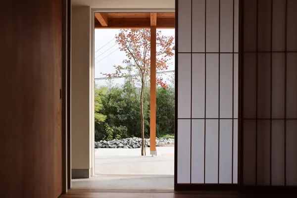 中間領域で周囲にそっと心を開く住まいの寝室