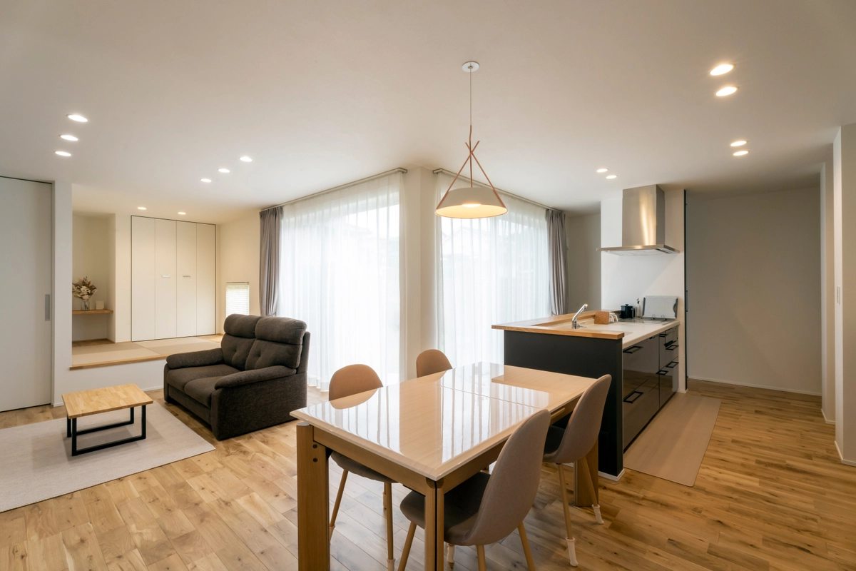 L型+庭の家のダイニング