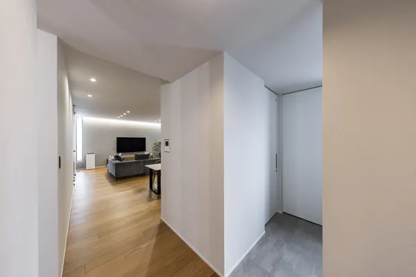 中庭とリビングと そのあいだを楽しむ平屋の廊下