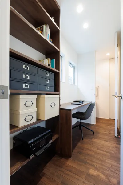 回遊動線が多様なシーンを繋ぐ家のワークスペース・収納スペース・ライブラリー