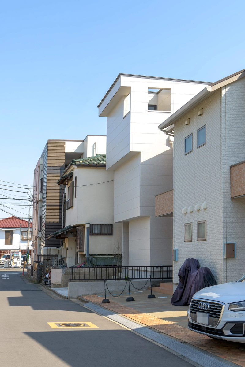 2階にパティオのある家の外観