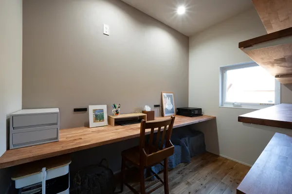 がけ上からの光をつかまえる平屋のワークスペース