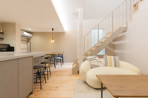 陽のぬくもりと生活する北欧モダンハウスのリビング・ダイニング・キッチン