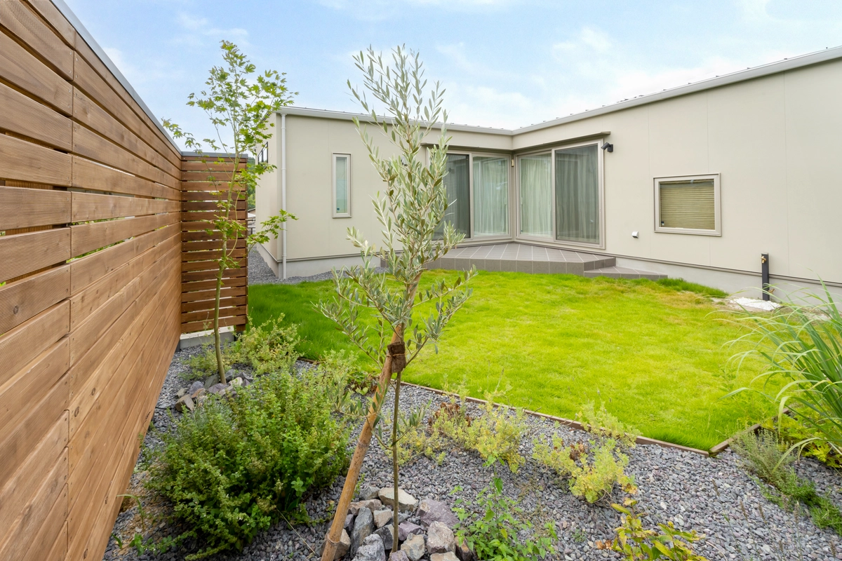 L型+庭の家の外観・庭・中庭