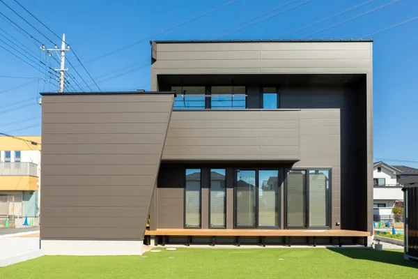 はらっぱに建つ家の外観