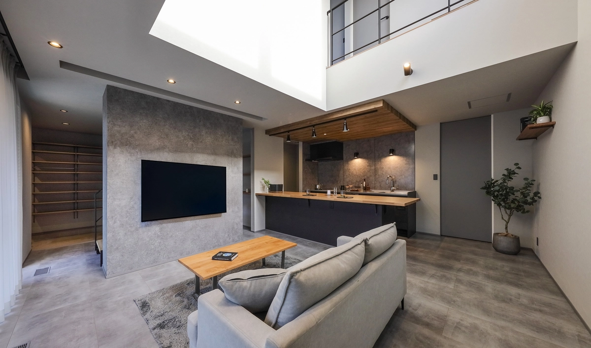 空へ抜けるグレーの家のリビング・ダイニング