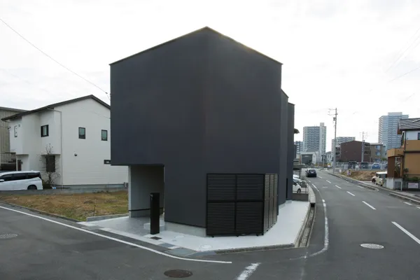 角地に建つモニュメントのような家の外観・ガレージハウス・車庫