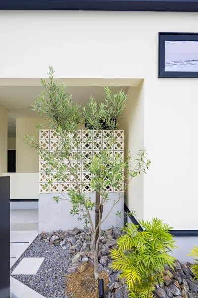 家族と景色を包み込む平屋の外観