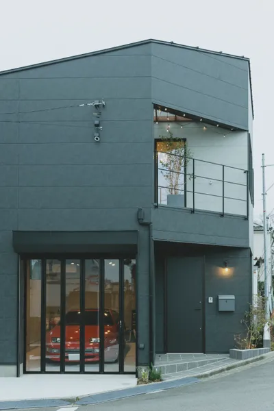 “好き” に囲まれて暮らすガレージハウスの外観・ガレージハウス・バルコニー