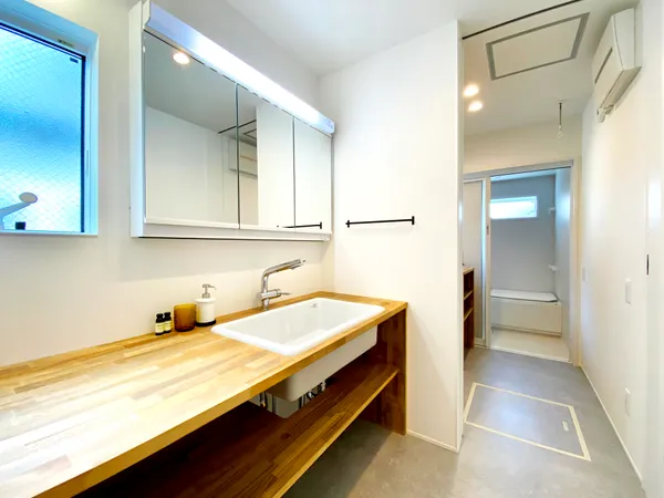 不揃いの窓が特徴的な 家族がつながる家の家事スペース・洗面所