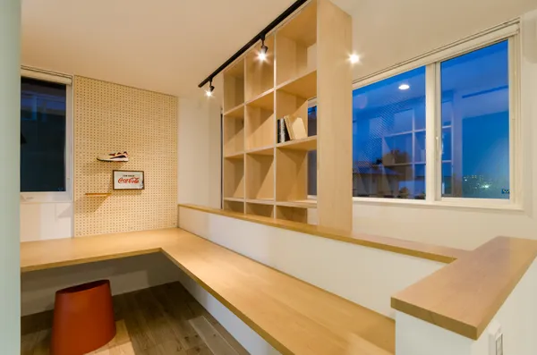 バルコニーが建物に個性的な魅力を添える家のワークスペース