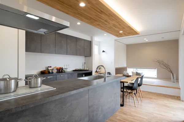 パブリックなスキップフロアのある家のダイニング・キッチン
